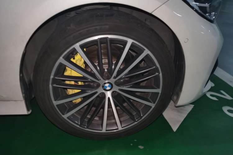 Used BMW 3 Series 2022 325i M Sport Package Right Front Wheel Hub
