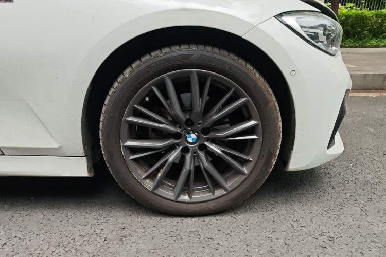 Used BMW 3 Series 2022 325i M Sport Package Right Front Wheel Hub