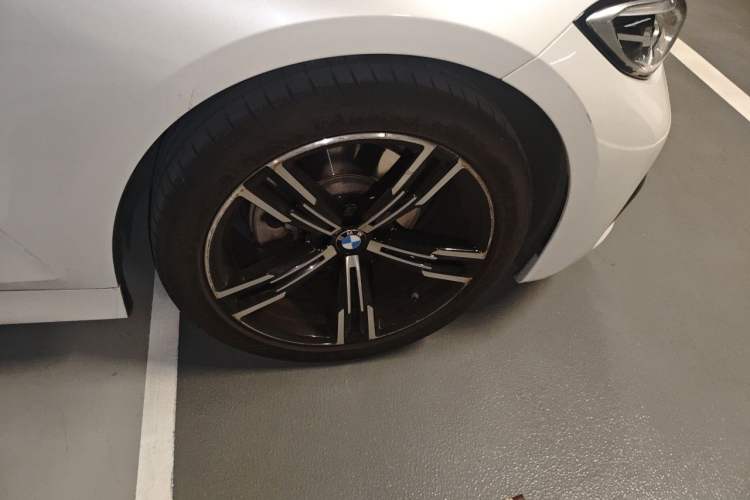 Used BMW 3 Series 2022 325i M Sport Package Right Front Wheel Hub