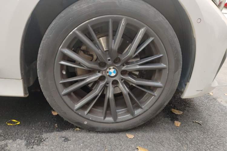 Used BMW 3 Series 2022 Restyled 325Li M Sport Night Edition Package Right Front Wheel Hub