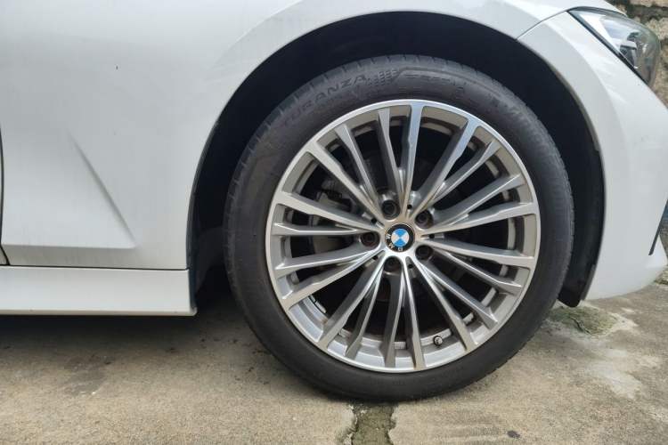 Used BMW 3 Series 2022 320i Sport Package Right Front Wheel Hub