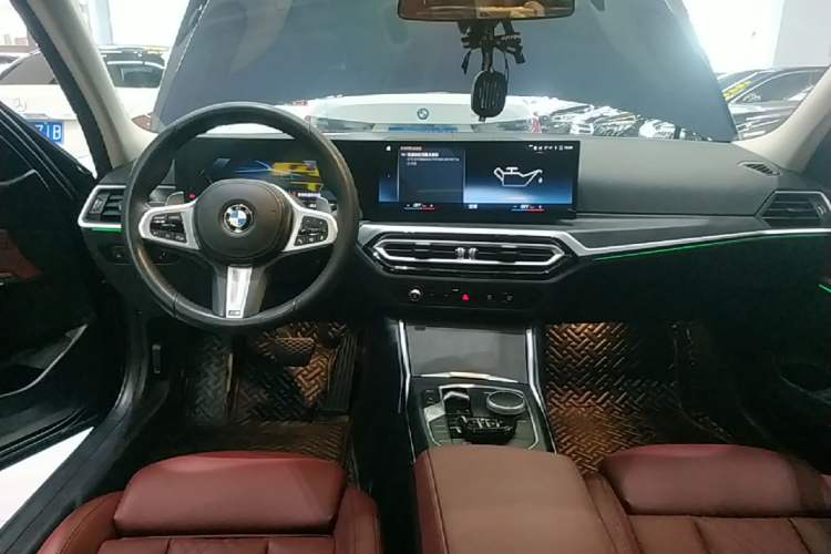 Used BMW 3 Series 2023 325i M Sport Package Center Console
