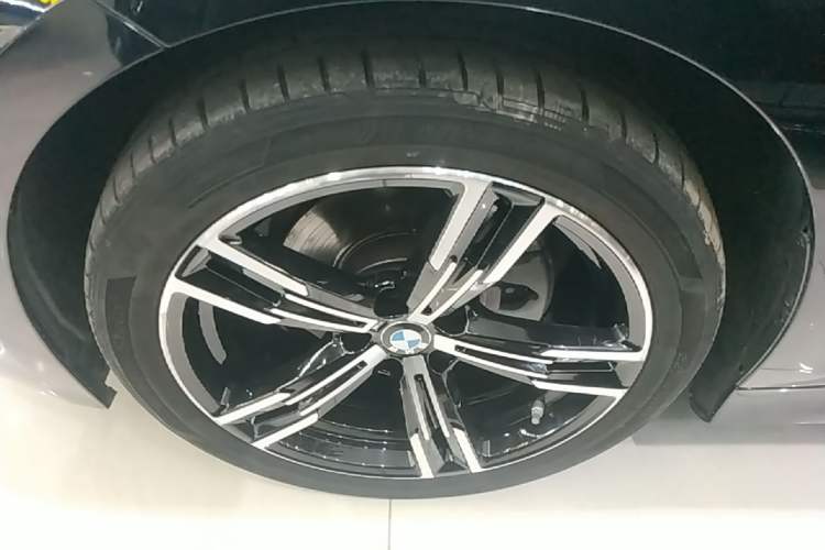 Used BMW 3 Series 2023 325i M Sport Package Left Front Wheel Hub
