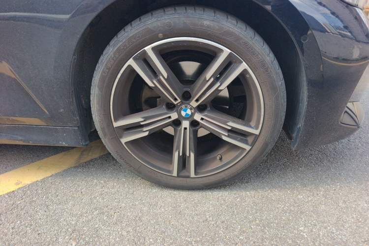 Used BMW 3 Series 2023 325i M Sport Package Right Front Wheel Hub