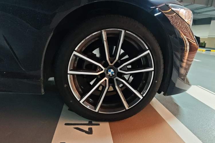 Used BMW 3 Series 2023 325Li M Sport Package Right Front Wheel Hub
