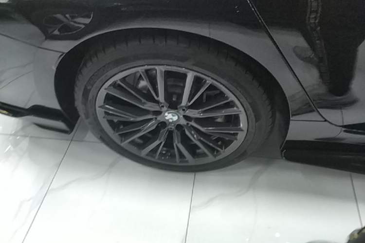 Used BMW 3 Series 2023 325Li M Sport Night Edition Package Right Rear Wheel Hub