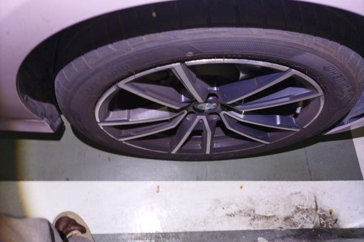 Used BMW 3 Series 2023 320Li M Sport Package Right Front Wheel Hub