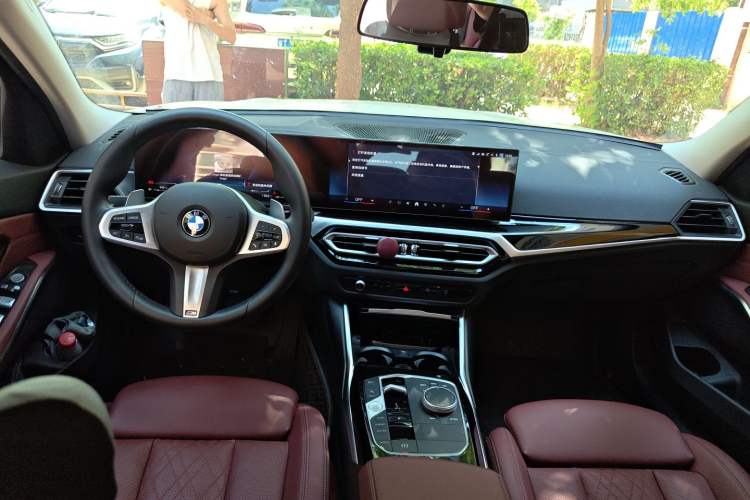 Used BMW 3 Series 2023 320i M Sport Package Center Console