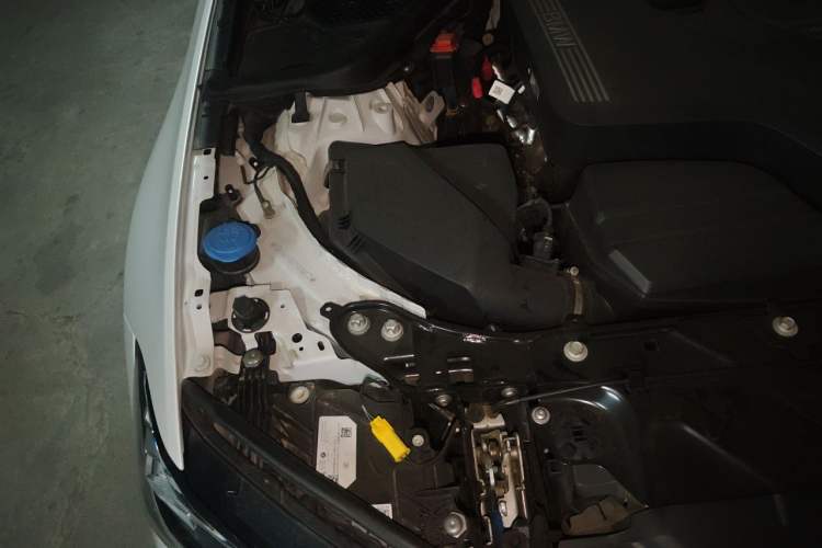 Used BMW 3 Series 2023 325i M Sport Package Engine Bay Right