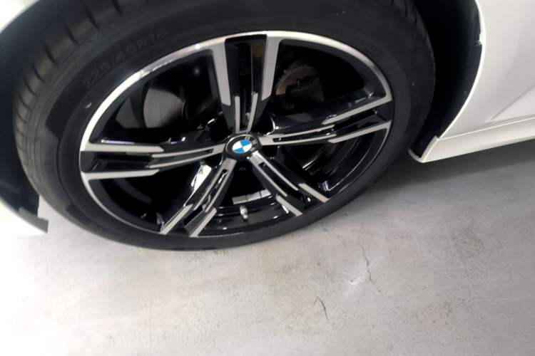 Used BMW 3 Series 2023 325i M Sport Package Left Front Wheel Hub