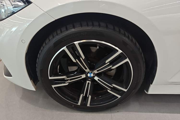 Used BMW 3 Series 2023 325i M Sport Package Left Front Wheel Hub