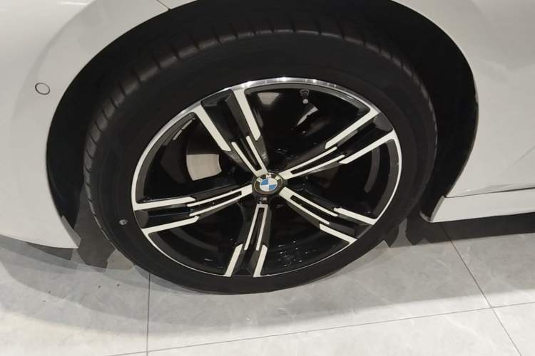 Used BMW 3 Series 2023 325i M Sport Package Left Front Wheel Hub