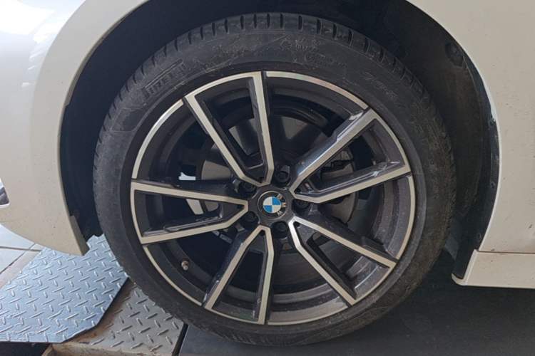 Used BMW 3 Series 2023 320Li M Sport Package Left Front Wheel Hub