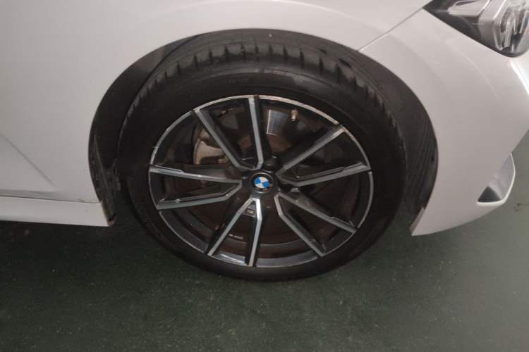 Used BMW 3 Series 2023 320Li M Sport Package Right Front Wheel Hub