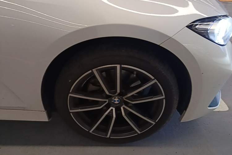 Used BMW 3 Series 2023 320Li M Sport Package Right Front Wheel Hub