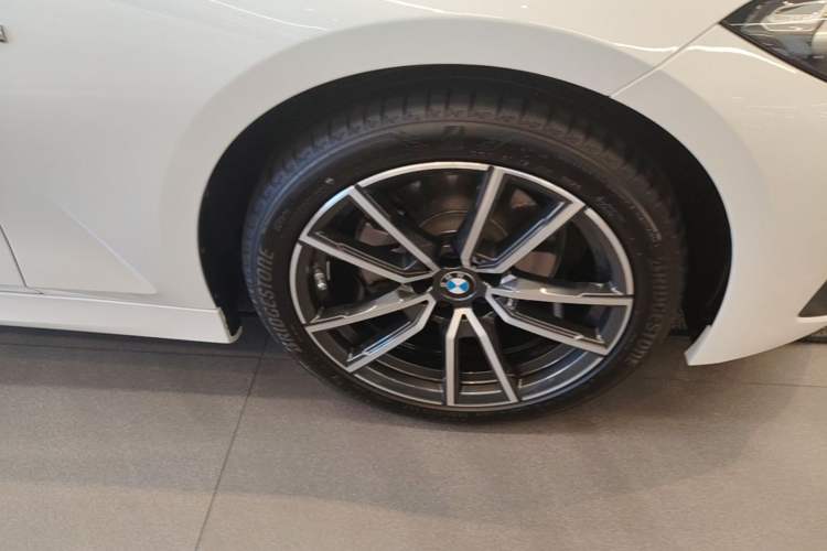 Used BMW 3 Series 2023 320Li M Sport Package Right Front Wheel Hub