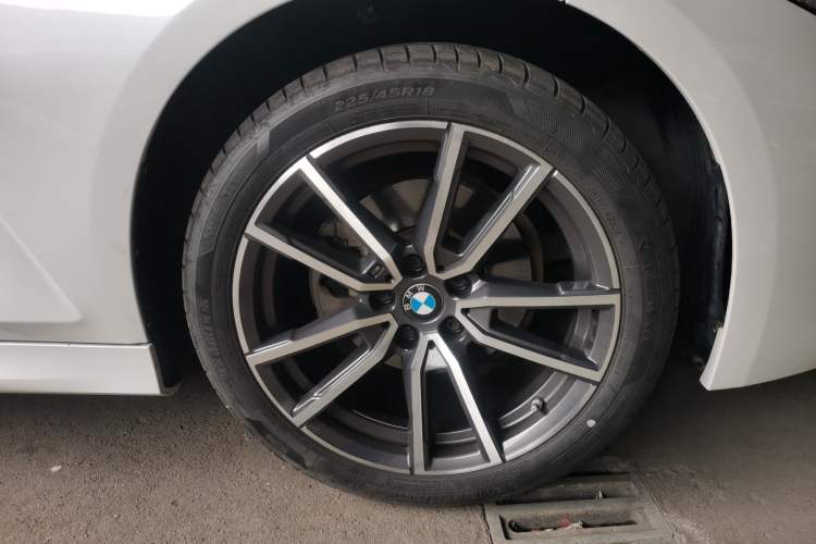 Used BMW 3 Series 2023 320Li M Sport Package Right Front Wheel Hub