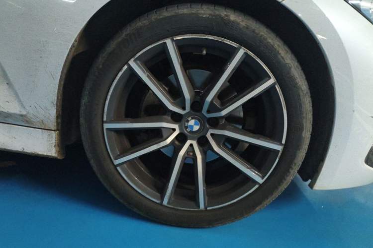 Used BMW 3 Series 2023 325i M Sport Package Right Front Wheel Hub