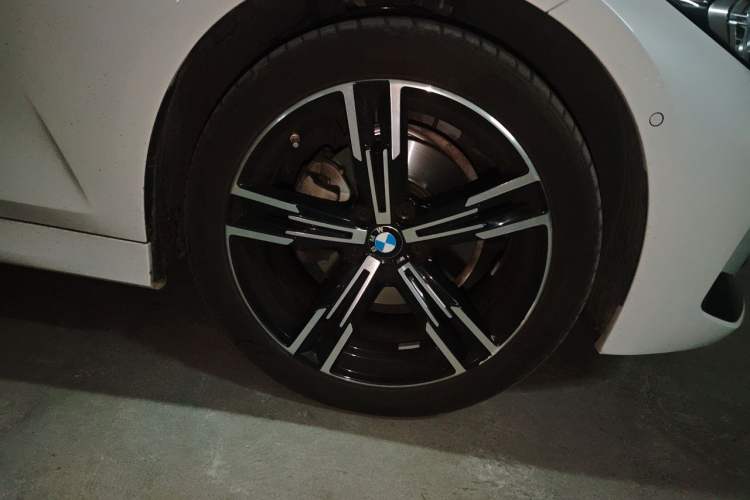 Used BMW 3 Series 2023 325i M Sport Package Right Front Wheel Hub