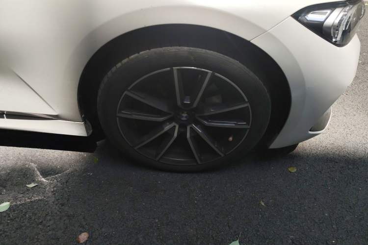Used BMW 3 Series 2023 320Li M Sport Package Right Front Wheel Hub