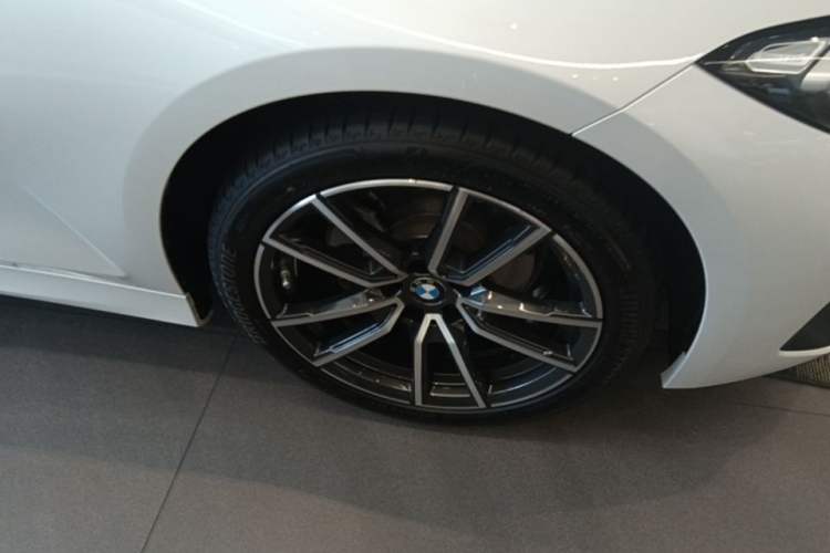 Used BMW 3 Series 2023 320Li M Sport Package Right Front Wheel Hub