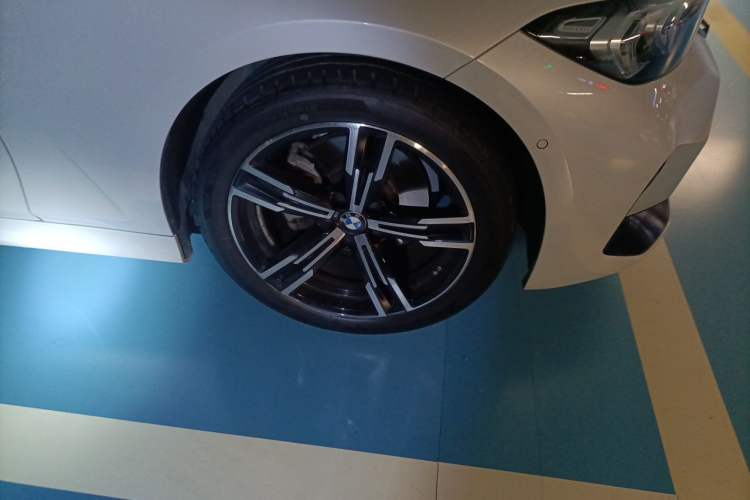 Used BMW 3 Series 2023 325i M Sport Package Right Front Wheel Hub