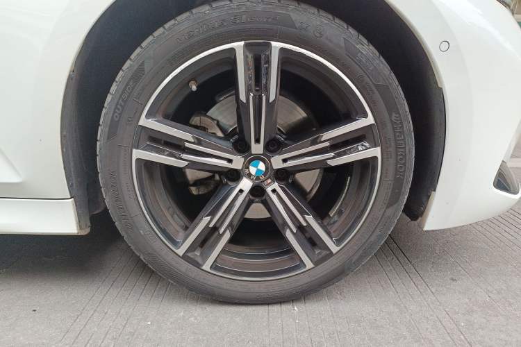 Used BMW 3 Series 2023 325i M Sport Package Right Front Wheel Hub