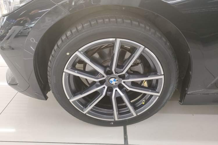 Used BMW 3 Series 2024 325Li M Sport Package Left Front Wheel Hub