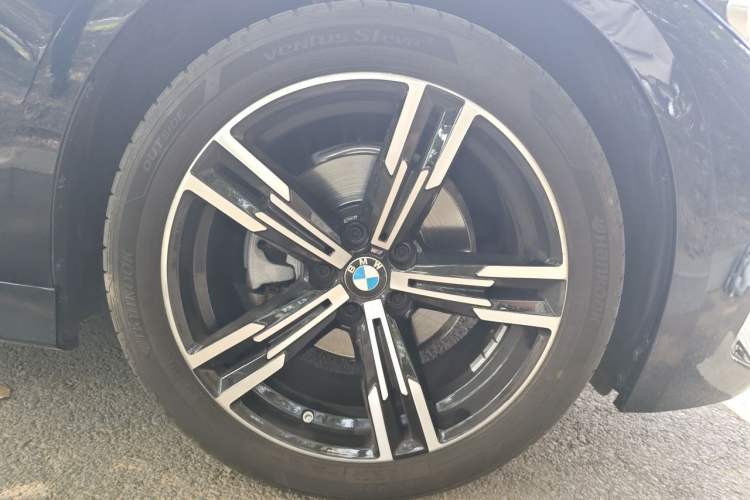 Used BMW 3 Series 2024 325i M Sport Package Right Front Wheel Hub