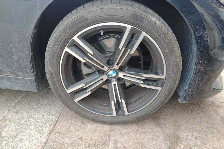 Used BMW 3 Series 2024 325i M Sport Package Right Front Wheel Hub