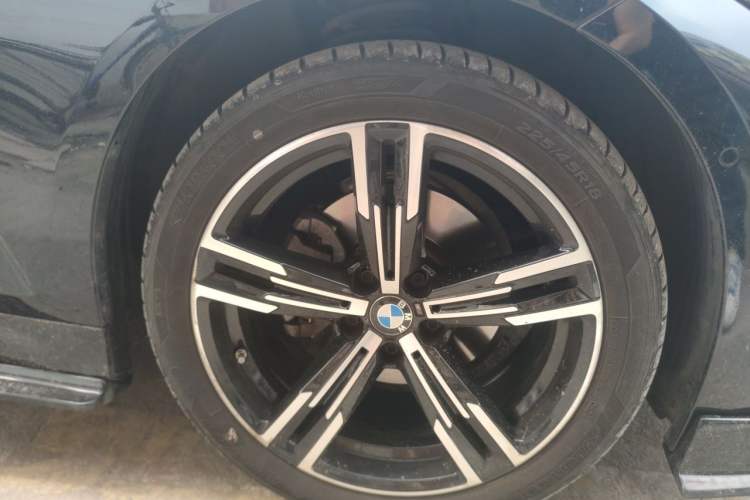 Used BMW 3 Series 2024 325i M Sport Package Right Front Wheel Hub
