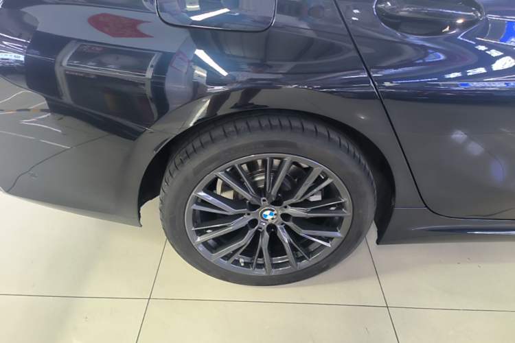 Used BMW 3 Series 2024 325i M Sport Night Edition Package Right Rear Wheel Hub