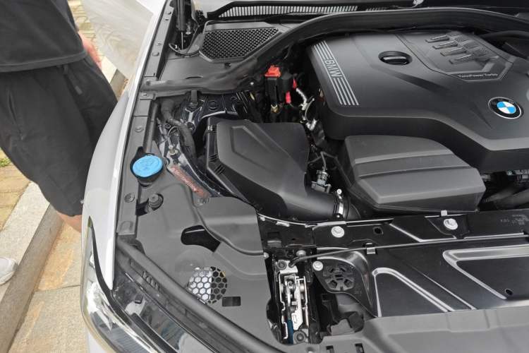 Used BMW 3 Series 2024 325i M Sport Package Engine Bay Right