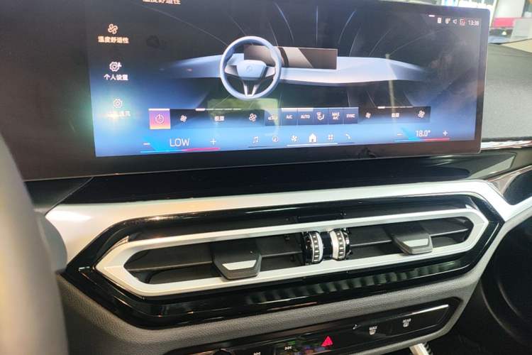Used BMW 3 Series 2024 320Li M Sport Package Audio And AC Panel