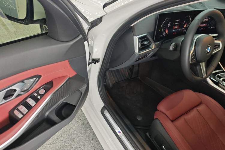Used BMW 3 Series 2024 320i M Sport Package Driver Seat