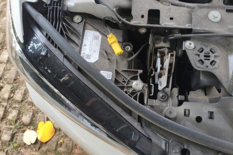 Used BMW 3 Series 2024 325i M Sport Package Engine Bay Right