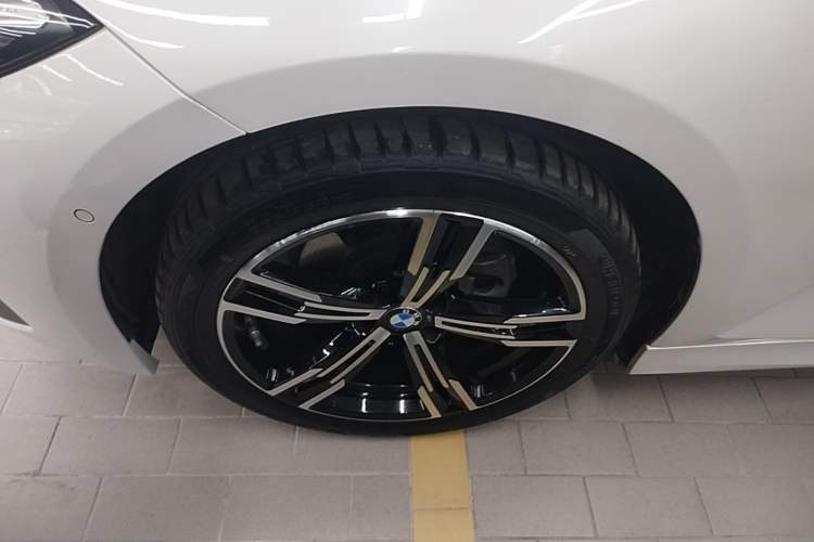 Used BMW 3 Series 2024 325i M Sport Package Left Front Wheel Hub