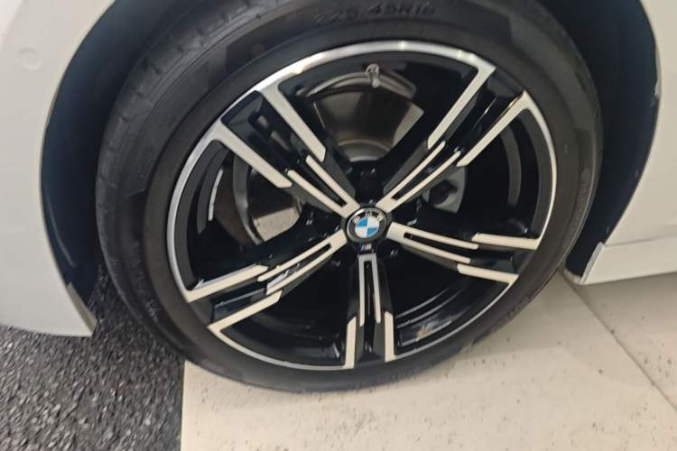 Used BMW 3 Series 2024 325i M Sport Package Left Front Wheel Hub