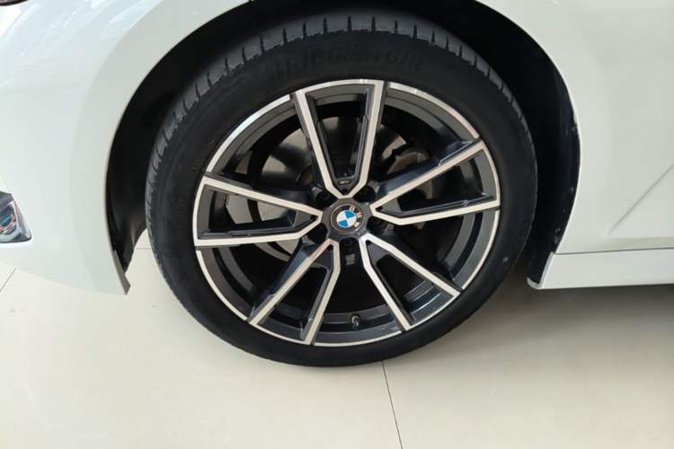 Used BMW 3 Series 2024 320i M Sport Package Left Front Wheel Hub