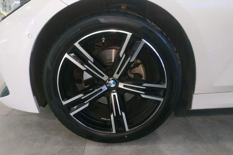 Used BMW 3 Series 2024 325i M Sport Package Left Front Wheel Hub