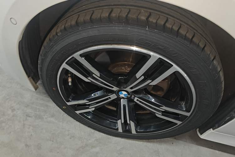 Used BMW 3 Series 2024 325i M Sport Package Left Front Wheel Hub