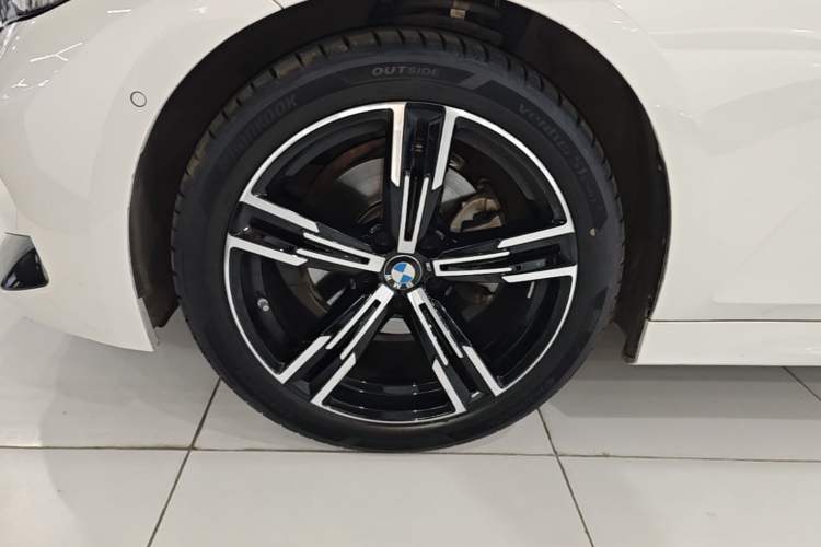 Used BMW 3 Series 2024 325i M Sport Package Left Front Wheel Hub