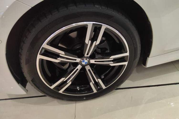Used BMW 3 Series 2024 325i M Sport Package Left Front Wheel Hub