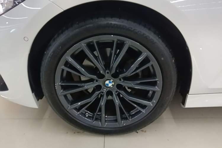 Used BMW 3 Series 2024 325i M Sport Night Edition Package Left Front Wheel Hub