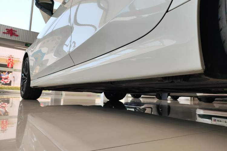 Used BMW 3 Series 2024 325Li M Sport Night Edition Package Left Side Sill