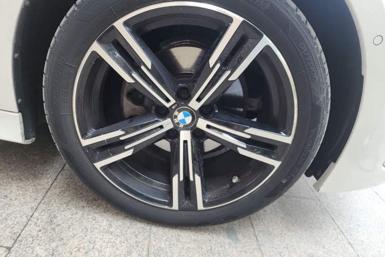 Used BMW 3 Series 2024 325i M Sport Package Right Front Wheel Hub