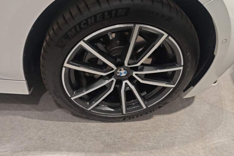 Used BMW 3 Series 2024 325Li M Sport Package Right Front Wheel Hub