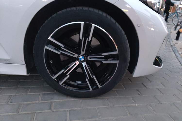 Used BMW 3 Series 2024 325i M Sport Package Right Front Wheel Hub