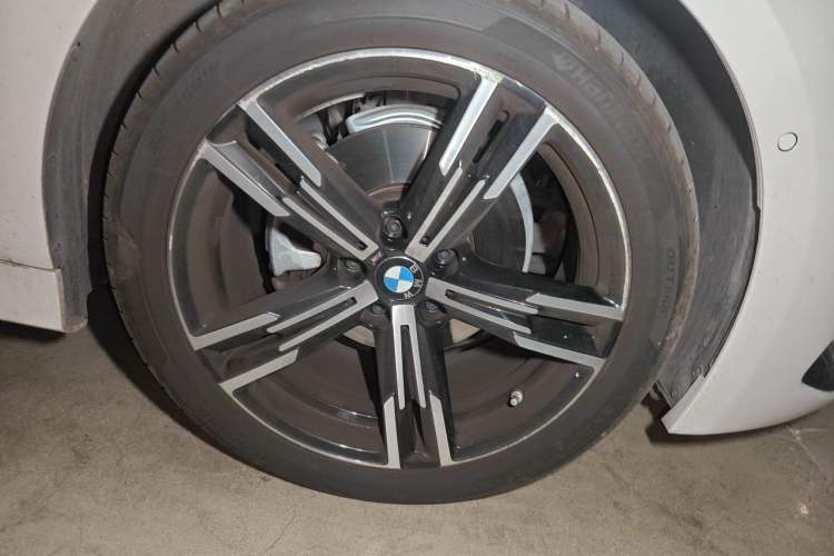 Used BMW 3 Series 2024 325i M Sport Package Right Front Wheel Hub