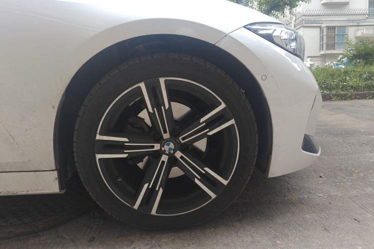 Used BMW 3 Series 2024 325i M Sport Package Right Front Wheel Hub